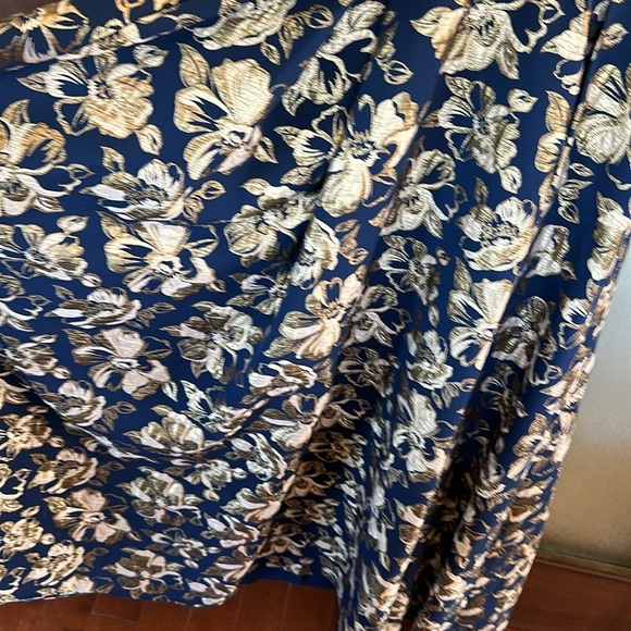 Badgley Mischka
Floral Jacquard Gown size 8 - Picture 11 of 16